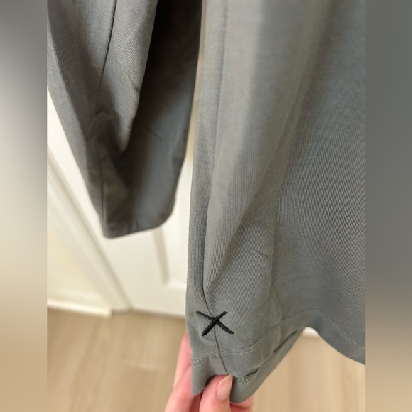 Cuts AO Men's Long Sleeve Curve-Hem In Gray - Picture 4 of 4